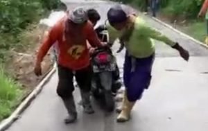 Nekat Trobos Jalan Cor Basah, Pemuda Ini Mendadak Viral 