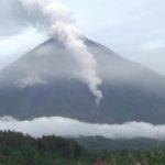 Gunung Semeru Semburkan Awan Panas