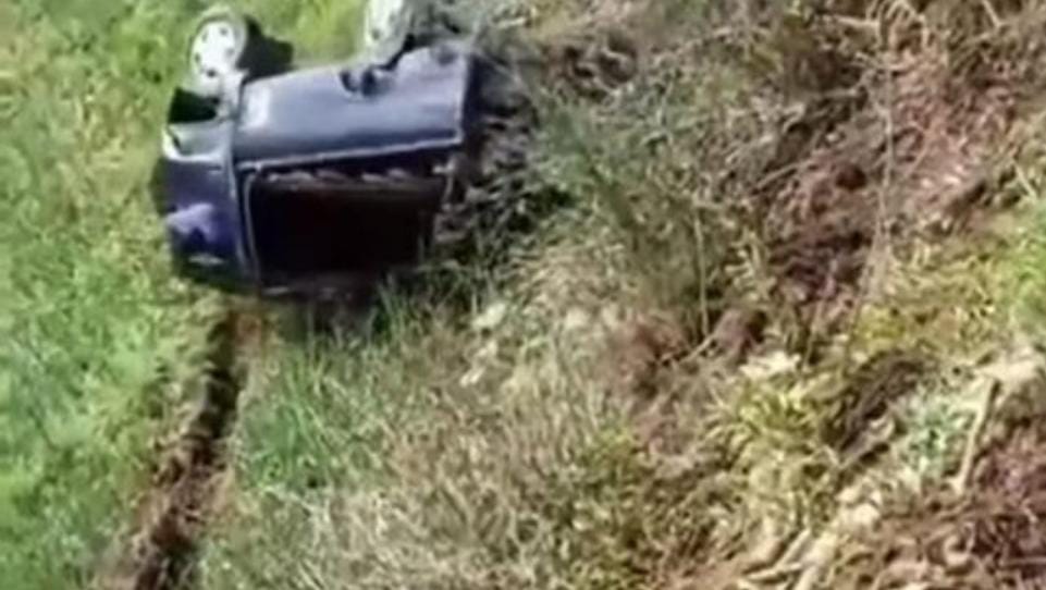 Video Detik-Detik Mobil Pickup Terjun Ke Jurang
