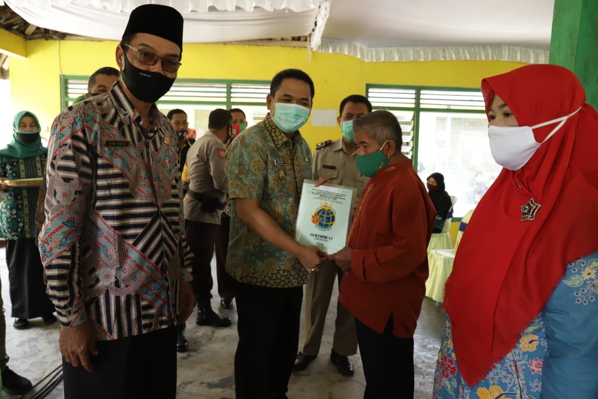 Wakil Bupati Jombang Serahkan Sertifikat Tanah Dalam Program PTSL