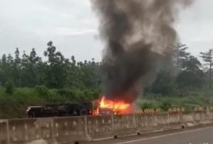 Mobil Elf Terbakar di Tol Nganjuk-Madiun, Diduga Ada Korban Jiwa