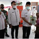Wabup Jombang Sumrambah Serahkan 500 Sertifikat PTSL Warga Janti
