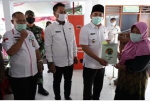 Wabup Jombang Sumrambah Serahkan 500 Sertifikat PTSL Warga Janti