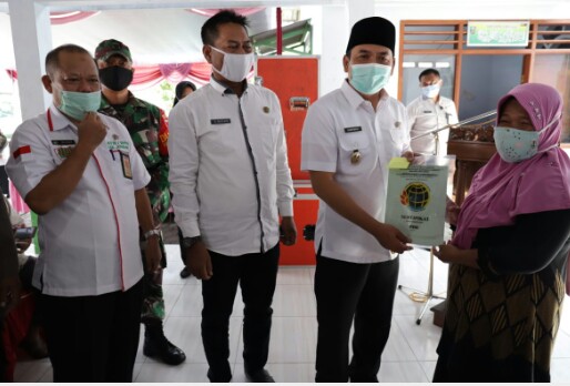 Wabup Jombang Sumrambah Serahkan 500 Sertifikat PTSL Warga Janti