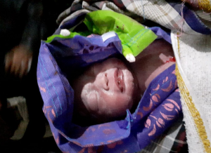 Penemuan Bayi Berselimut Darah Ditemukan Di Teras Rumah, Gegerkan Warga