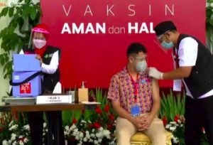 Raffi Ahmad Divaksin Covid 19 Kloter  Pertama di Istana Merdeka