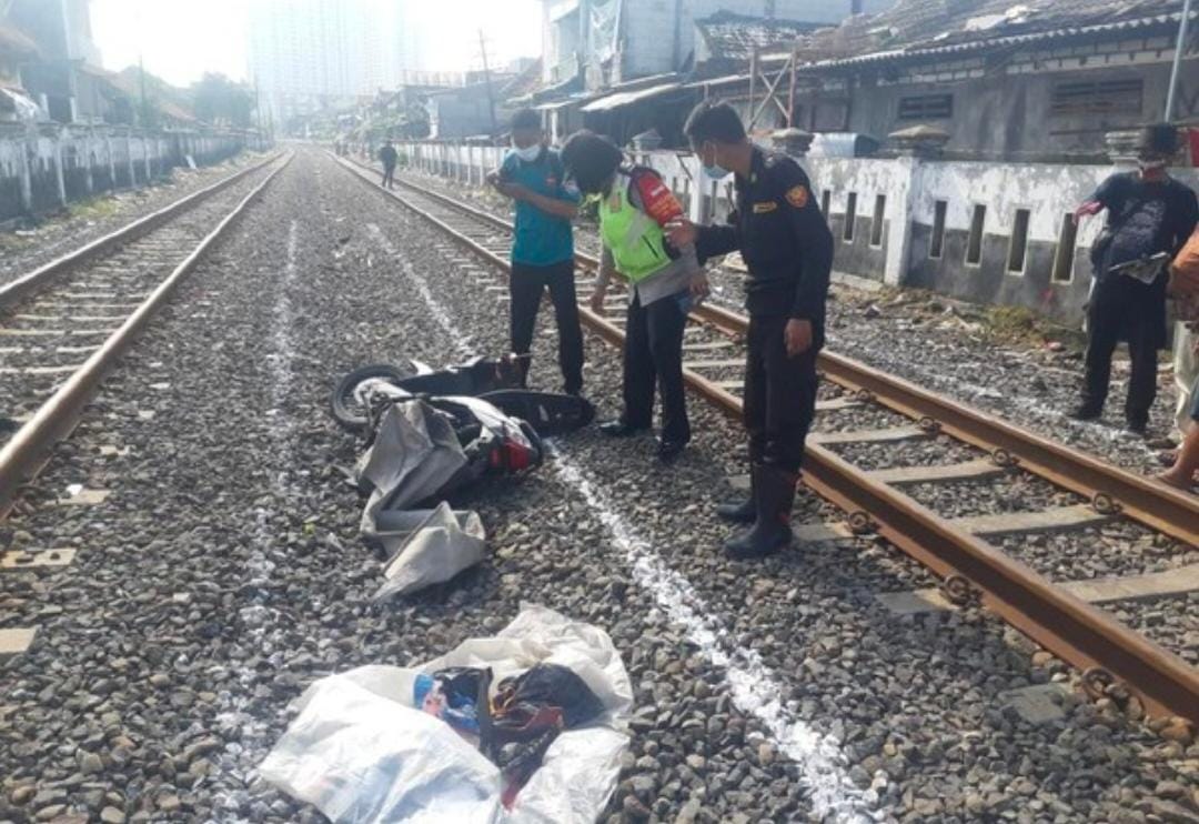 Terabas Palang Pintu Kereta Api Warga Surabaya Tewas
