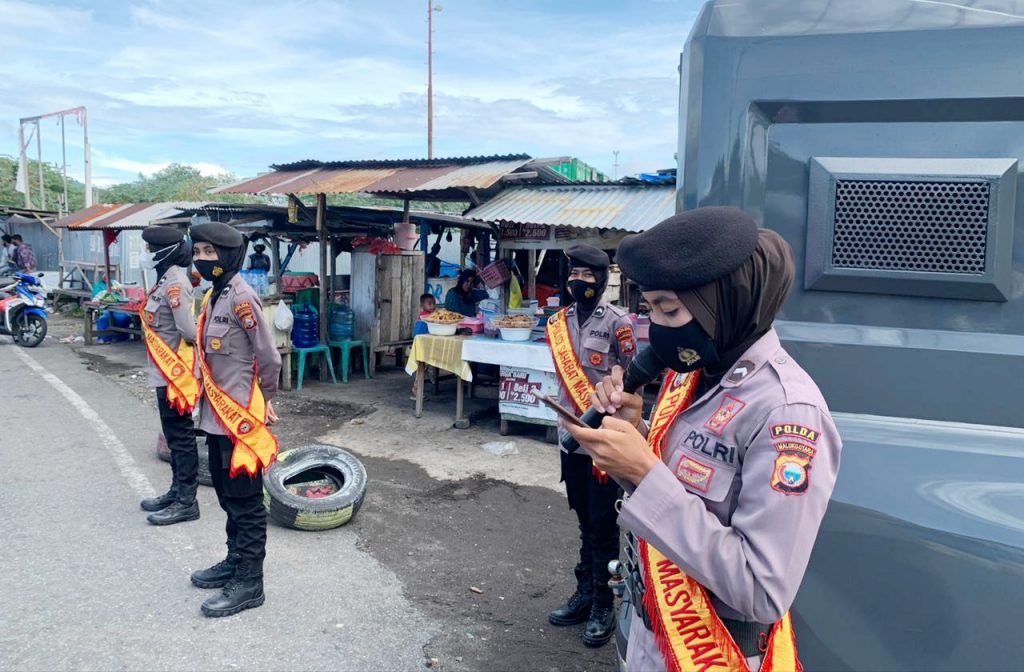 Polwan Dit Sabhara Polda Malut Lakukan Himbauan Prokes Jelang Vaksinasi Covid