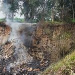 Polisi Mengambil Sampel Abu di Lokasi Ledakan Bekas Galian C Mojokerto Yang Dikira Pesawat Jatuh