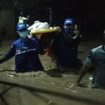 Kisah Nenek Terjebak Banjir Pasuruan