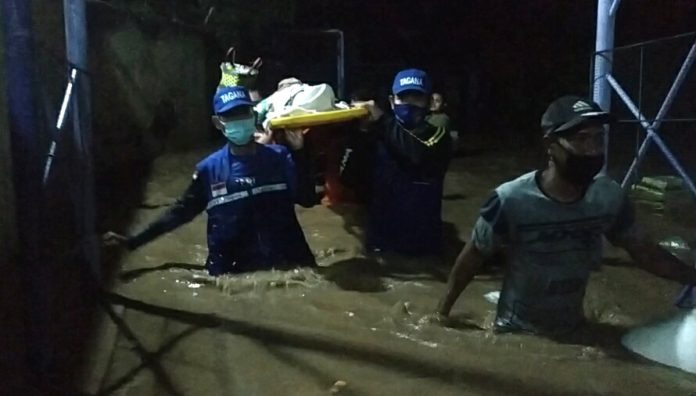 Kisah Nenek Terjebak Banjir Pasuruan