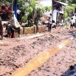 Lumpur Endapan Banjir Bikin Lumpuh Transportasi Gondangwetan