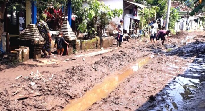 Lumpur Endapan Banjir Bikin Lumpuh Transportasi Gondangwetan