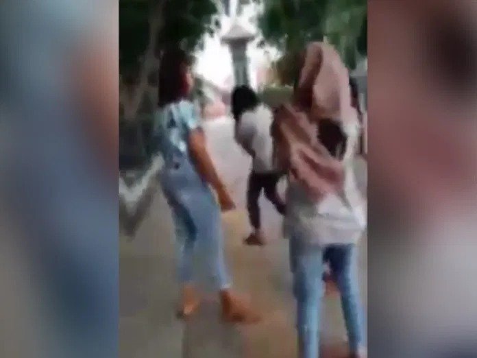 Video Viral Cewek ABG Berjilbab Dikeroyok