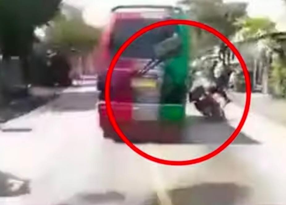 Video Supir Angkot Ugalugalan Hingga Jatuhkan Polisi Viral Di Instagram