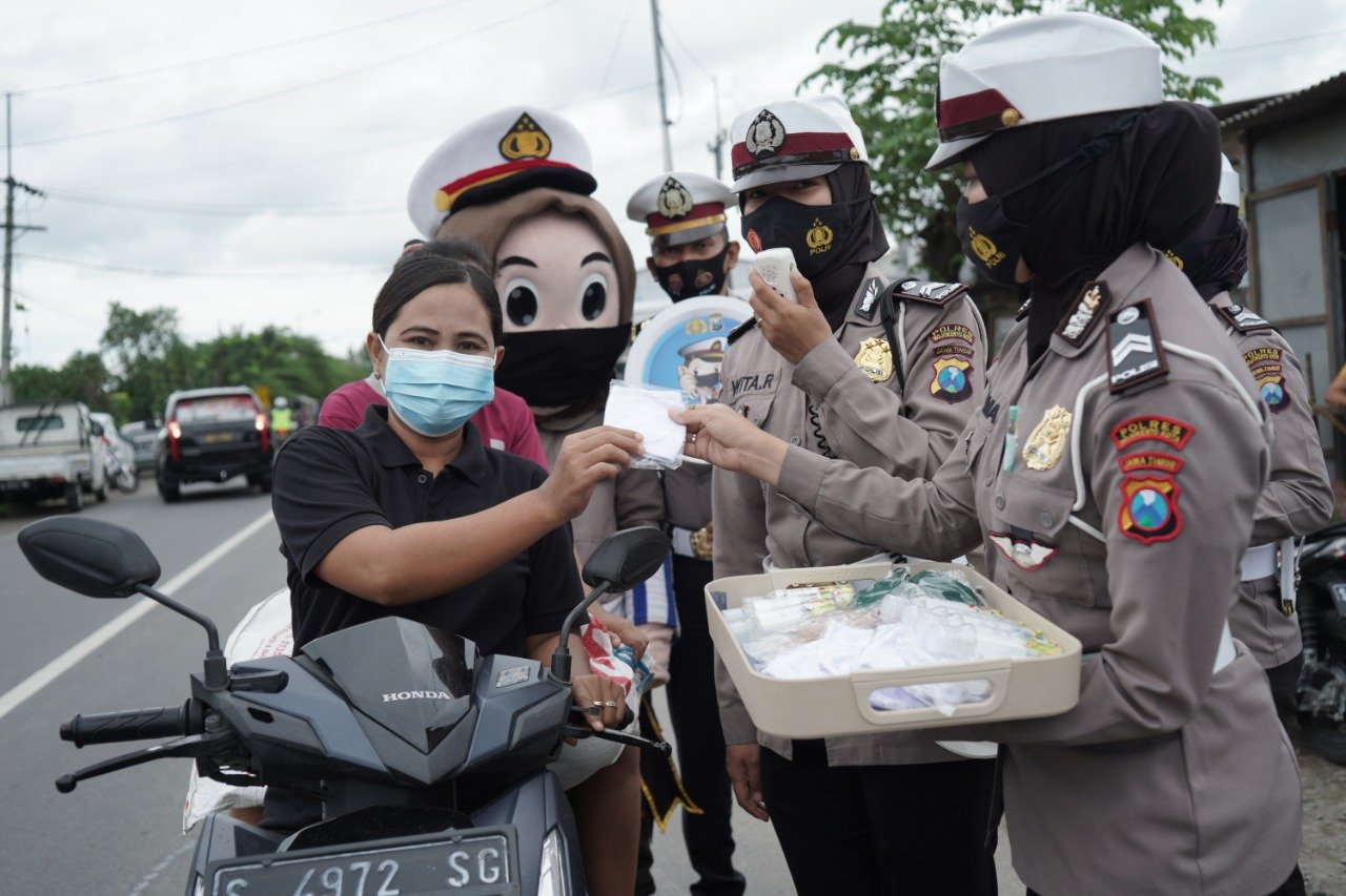 Polresta Mojokerto Bagikan Masker di Jalur Perbatasan