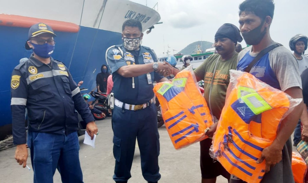 KSOP Bagikan Alat Keselamatan Perahu Motor Bastiong-Rum