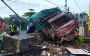 Tertabrak Truk Bapak Dan Anak Meninggal Dengan Posisi Saling Memeluk