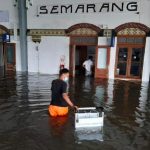 Stasiun Tawang Semarang Terendam Banjir Kereta Api Terpaksa Dialihkan