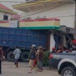 Alami Rem Blong Dum Truk Nyasar Ke  Minimarket di Mojokerto