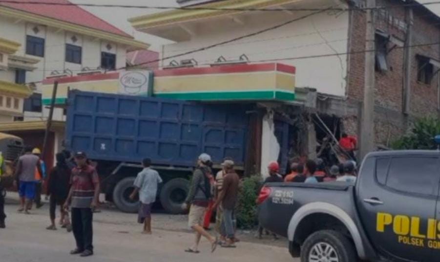 Alami Rem Blong Dum Truk Nyasar Ke Minimarket di Mojokerto