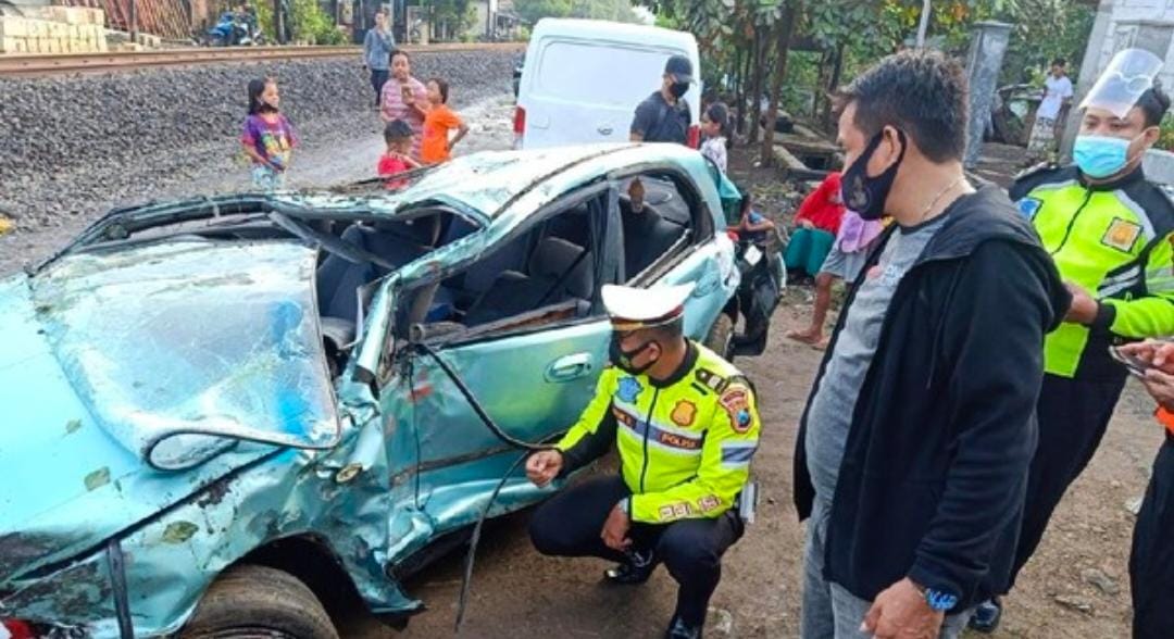 Mobil Sedan Mazda Hancur Dihantam Kereta Seluruh Penumpang Selamat