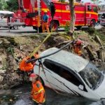 Main HP,  Toyota Agya Tercebur Ke Sungai