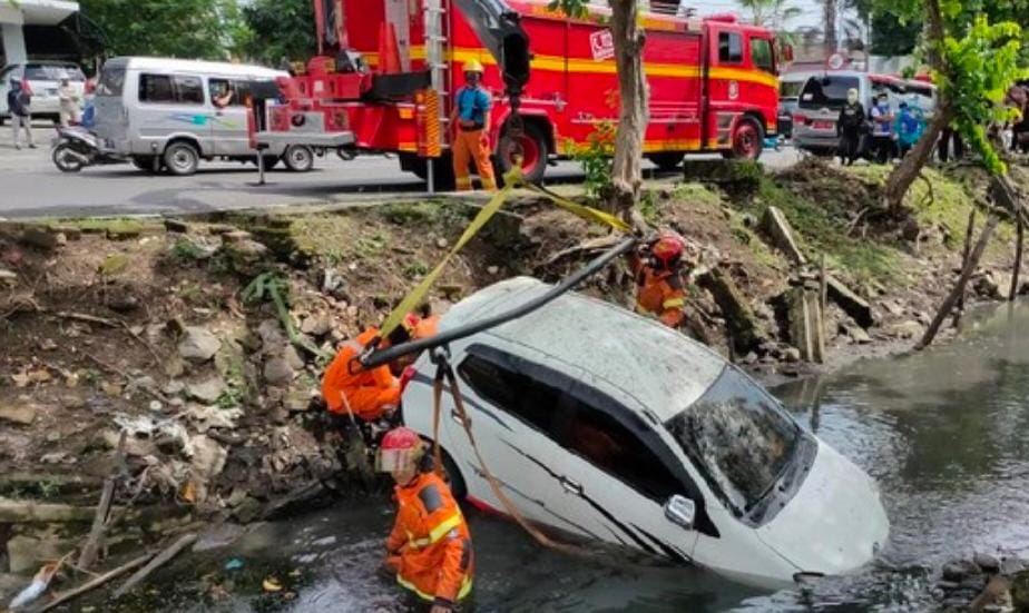 Main HP,  Toyota Agya Tercebur Ke Sungai