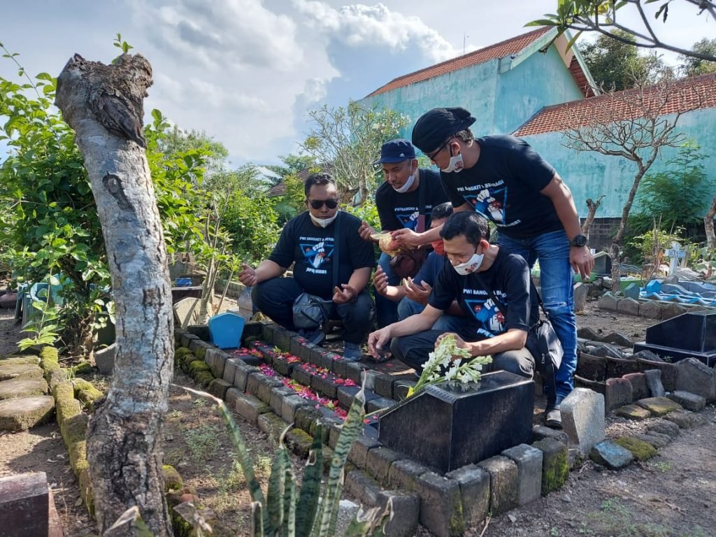 HPN 2021, PWI Mojokerto Gelar Baksos dan Ziarah Makam Tokoh Pers