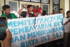 Mahasiswa IAIN Ternate Bersatu Demo Merangsek Masuk Gedung Rektorat