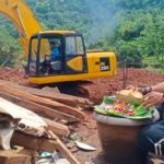 Mbah Gimbal Letakkan Sesajen di Lokasi Longsor di Nganjuk Agar Cuaca Cerah