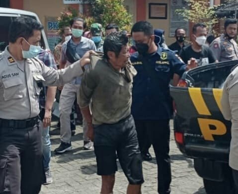 Polisi Dibacok Orang Gila Di Kediri Bermula Ingin Menolong Warga