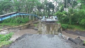 Putus Diterjang Banjir Warga Lumajang Bangun Jembatan Darurat