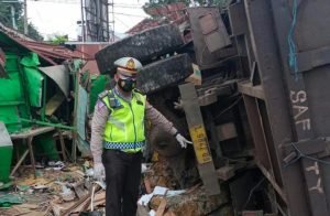 Dum Truk di Gresik Tambrak 5 Warung Diduga Alami Rem Blong