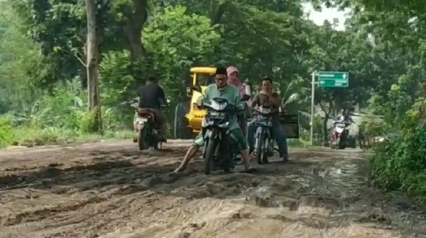 Jalur Wisata Pemandian Banyubiru Pasuruan Seperti Track Motocross