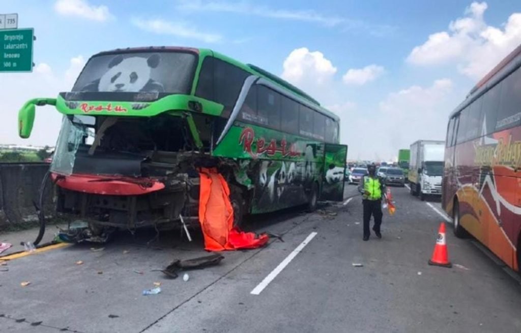 Kecelakaan Maut Bus Restu Panda Di Tol Sumo Tewaskan Satu Orang