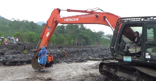 Tenaga Medis Terjebak Banjir Lahar Gunung Semeru Lumajang