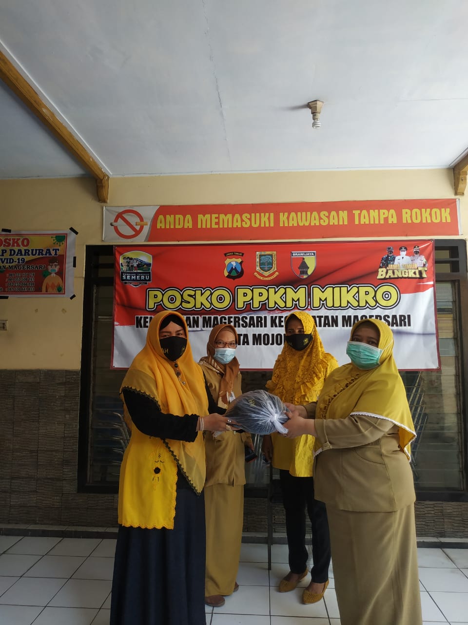 Fraksi Golkar DPRD Kota Mojokerto Bagi Masker ke Gugus Tugas Covid