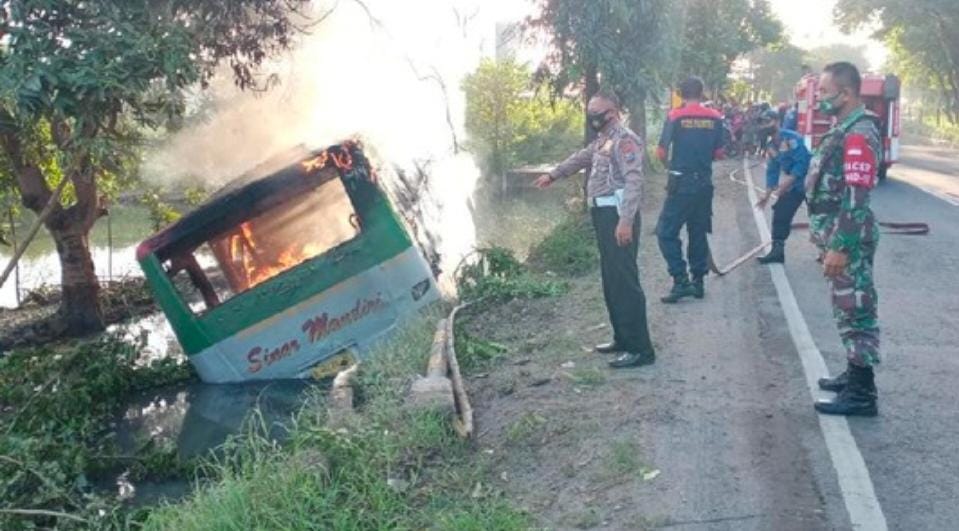 Bus Sinar Mandiri Masuk Parit Hingga Terbakar Di Lamongan