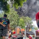 Kebakaran Pabrik Plastik di Surabaya, Asap Tebal Membumbung Tinggi