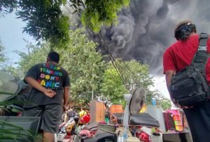 Kebakaran Pabrik Plastik di Surabaya, Asap Tebal Membumbung Tinggi
