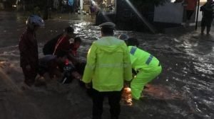Banjir di Magetan Dengan Arus Deras Seret Motor