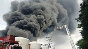 Kebakaran Pabrik Plastik di Surabaya, 15 Unit PMK Dikerahkan Ke Lokasi