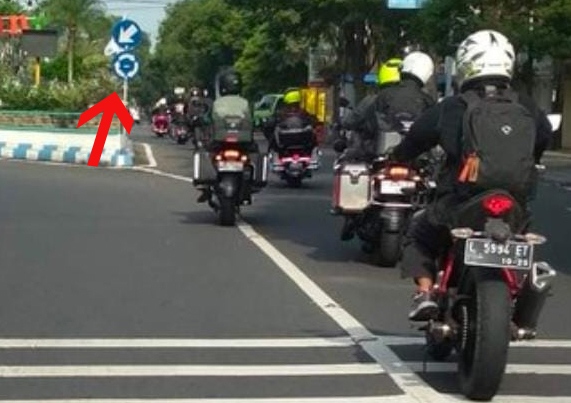 Aksi Rombongan Moge Langgar Lalu Lintas di Bundaran Ringin Contong Jombang Hujan Cibiran