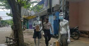 Lakukan Aksinya Tiga Manusia Silver Diamkan Polisi