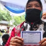 Pedagang Pasar Di Kota Mojokerto Mulai Menerima Vaksin COVID-19