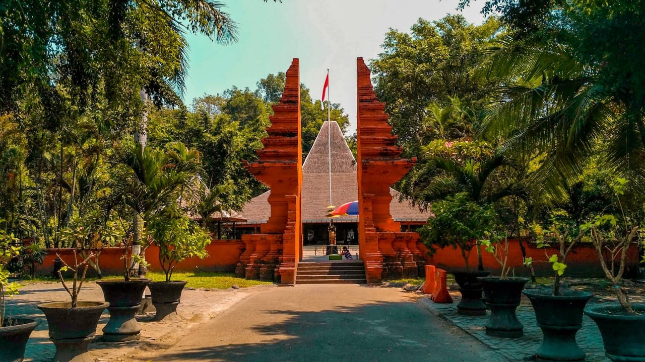 Wisata Sejarah Pendopo Agung Tempat Persaksian Sumpah Palapa Dan Petilasan Pendiri Majapahit