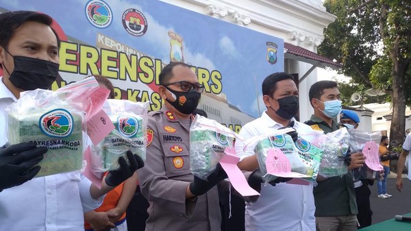 Polrestabes Surabaya Ringkus Dua Kurir Sabu dan Amankan 8 Kilogram Sabu