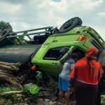 Ini Sebab Truk Tangki Bermuatan HCL Tiba-Tiba Terguling