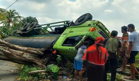 Ini Sebab Truk Tangki Bermuatan HCL Tiba-Tiba Terguling